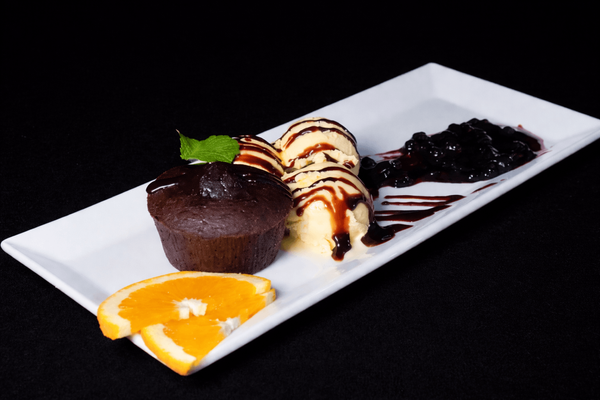 Lava cake cu înghețată de vanilie și sos de afine